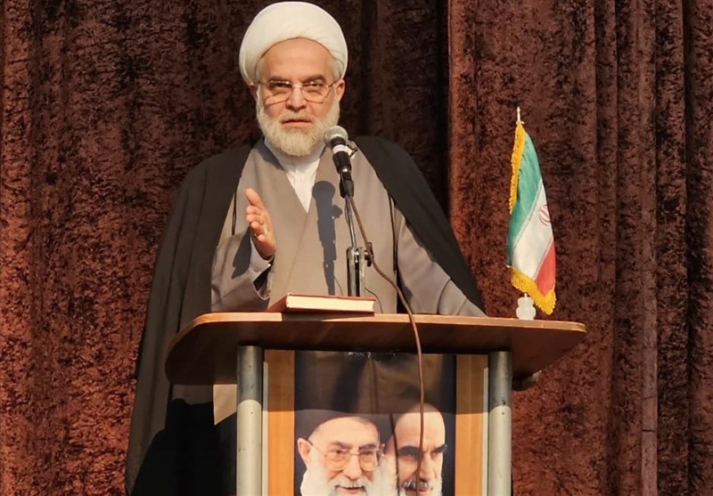 ۴ ویژگی بارز امام(ره)/ راه مبارزه با استکبار عقب‌نشینی ندارد