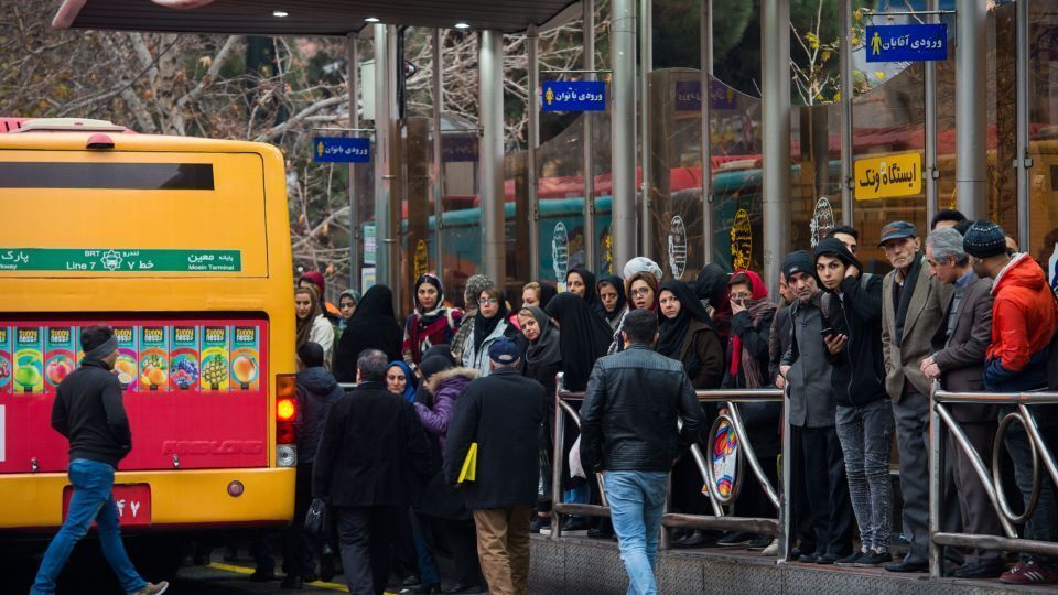 سقوط ۸۴ درصدی حمل‌ونقل عمومی در استان تهران؛ چگونه نبود زیرساخت امن و ارزان جان الهه حسین نژاد را گرفت؟