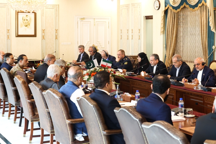 دکتر پزشکیان: ایران، در سختی‌ها همواره کشور دوست و برادر پاکستان را در کنار خود دیده است/ شهباز شریف: همراهی دولت و ملت پاکستان با ایران همواره تداوم خواهد داشت