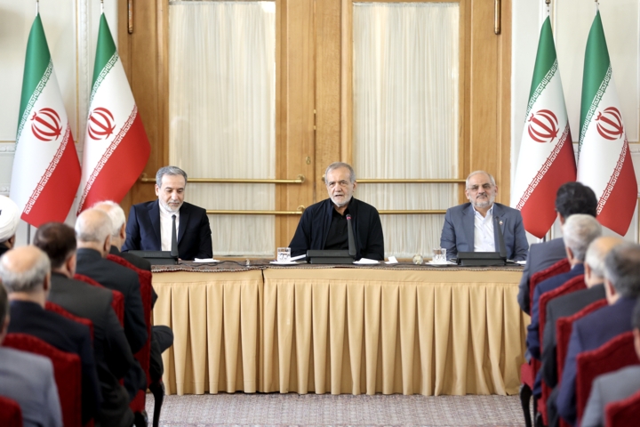 پزشکیان: اگر با برنامه و در چارچوب سیاست های نظام عمل کنیم، مشکلات حل شدنی است