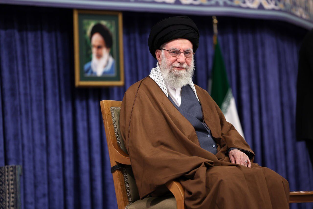 رهبر انقلاب خطاب به رئیس‌جمهور آمریکا: اصلاً شما چه کاره هستی!؟