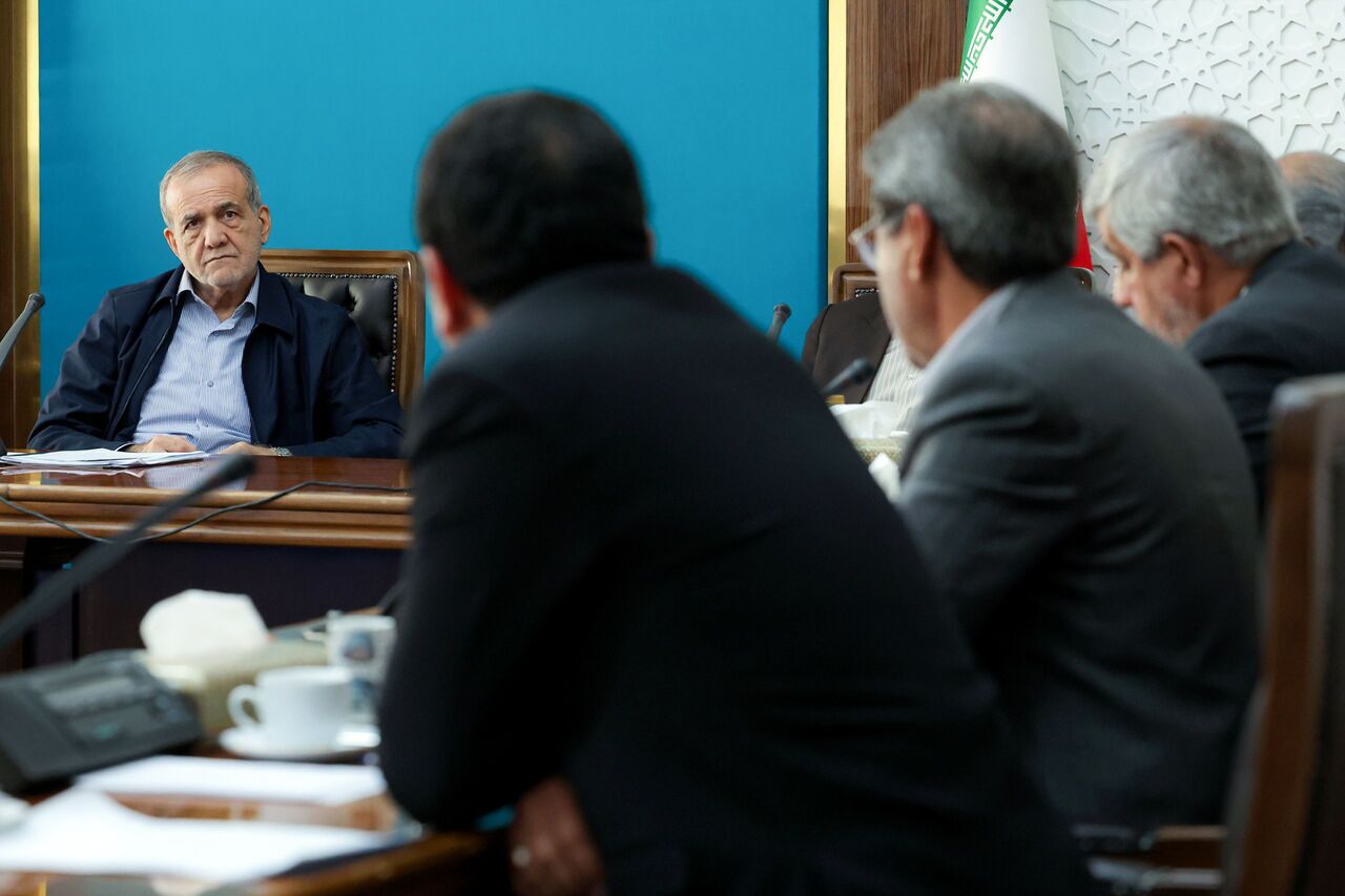 پزشکیان: توان دفاعی کشور قابل مقایسه با قبل از جنگ نیست/ گسترش بی رویه دولت دلیل تورم پزشکیان: توان دفاعی کشور قابل مقایسه با قبل از جنگ نیست/ گسترش بی رویه دولت دلیل تورم