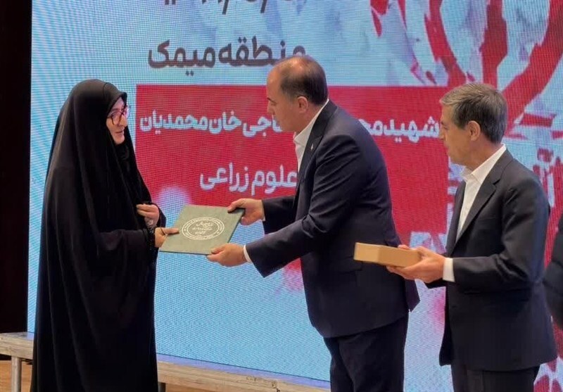 تجلیل از خانواده شهید بهمننیا در هفتادمین سالگرد تأسیس دانشکده کشاورزی تبریز تجلیل از خانواده شهید بهمننیا در هفتادمین سالگرد تأسیس دانشکده کشاورزی تبریز