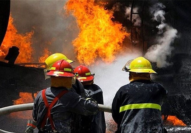 مهار آتش‌سوزی در کارگاه تولید پارچه شهرستان خمینی‌شهر