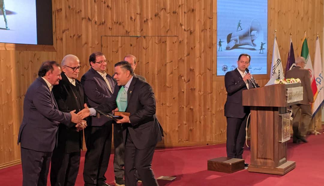 نشان ویژه روابط عمومی بحران بهویژه در جنگ تحمیلی ۱۲ روزه به روابط عمومی شرکت فولاد خوزستان اعطا شد نشان ویژه روابط عمومی بحران بهویژه در جنگ تحمیلی ۱۲ روزه به روابط عمومی شرکت فولاد خوزستان اعطا شد