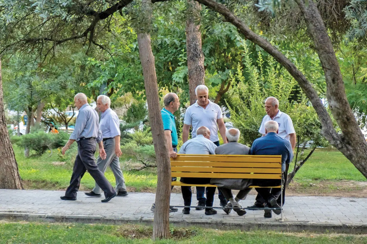 درمان با بدهی، زندگی با وام؛ بازنشستگان در چرخه بیپایان فرسودگی/ بازنشستگان زیر آوار تورم و وعدهها درمان با بدهی، زندگی با وام؛ بازنشستگان در چرخه بیپایان فرسودگی/ بازنشستگان زیر آوار تورم و وعدهها