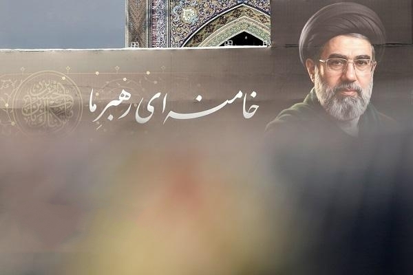 بیعت ورزشکاران و هنرمندان با رهبر معظم انقلاب اسلامی در حرم مطهر رضوی بیعت ورزشکاران و هنرمندان با رهبر معظم انقلاب اسلامی در حرم مطهر رضوی