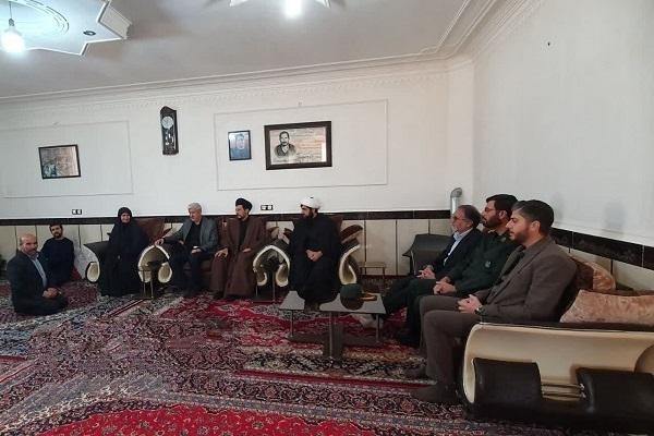 دیدار مسئولان شهرستان تویسرکان با خانواده شهید «جواد جلیلوند»