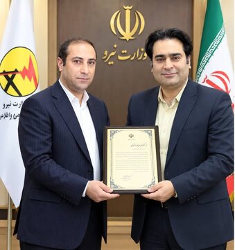تجلیل مدیرکل روابط عمومی وزارت نیرو از مدیرعامل شرکت توزیع برق استان سمنان برای مقابله با استخراج غیر قانونی رمز ارز