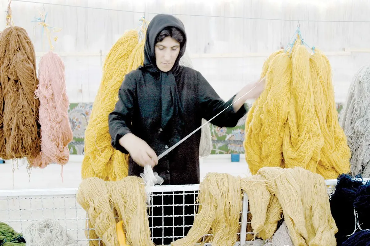 گره کور بر دارِ معیشت هنرمندان؛ جنگ چه بلایی بر سر بازار صنایع دستی آورد؟