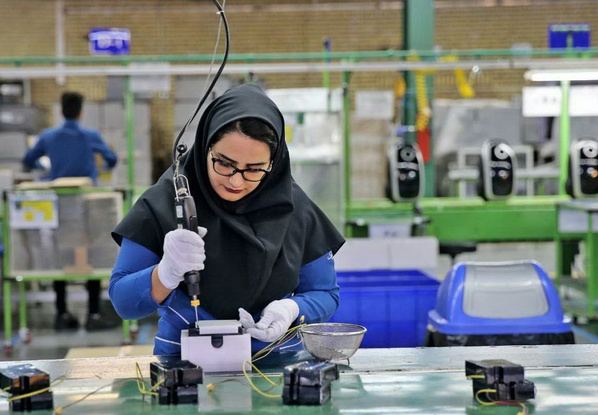 دیوار بلند تبعیض میان زنان کارگر و کارمند! / کاهش سن بازنشستگی به ۲۰ سال؛ امتیاز ویژه یا مردانه‌تر شدن بازار کار؟