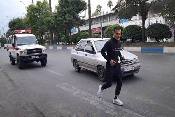 تجلیل نمادین دونده مازندرانی از شهدای دانش آموز میناب