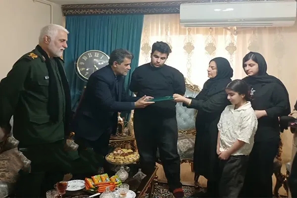تکریم خانواده شهید علیجانی در اهواز