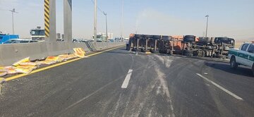 واژگونی کامیون حامل برنج، آزادراه «کرج–قزوین» را قفل کرد
